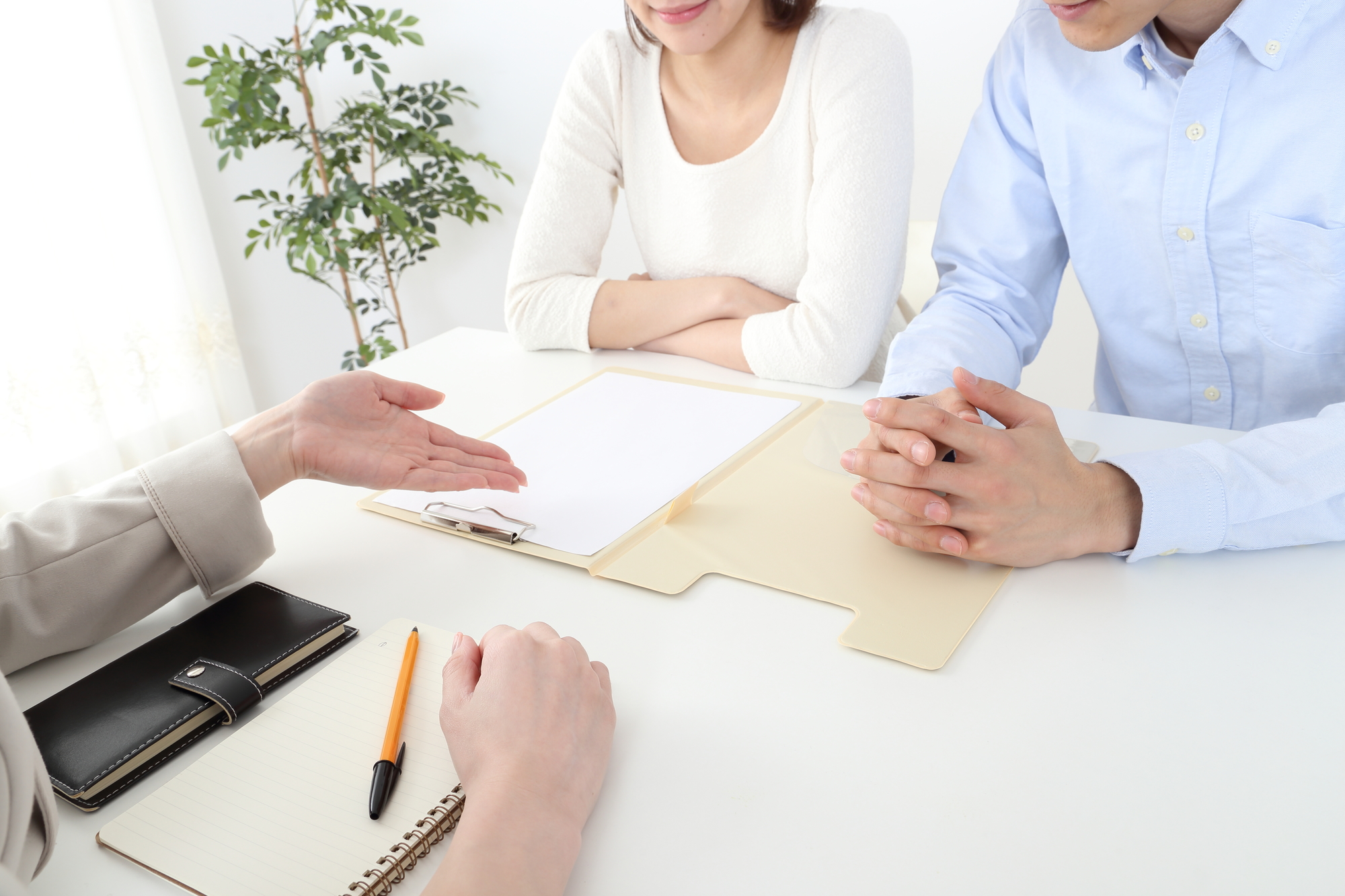 FP相談する夫婦の手元